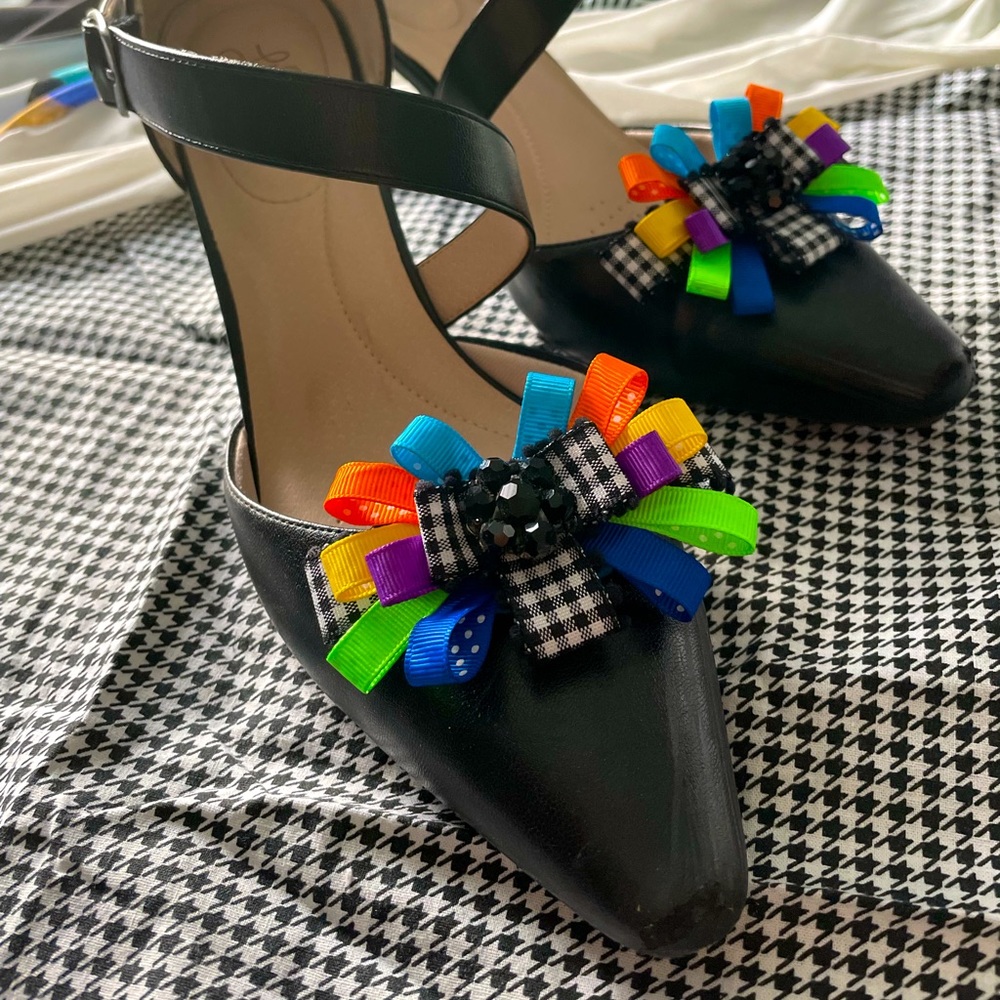 Scrappy colorful shoe clips accessory with vintage center